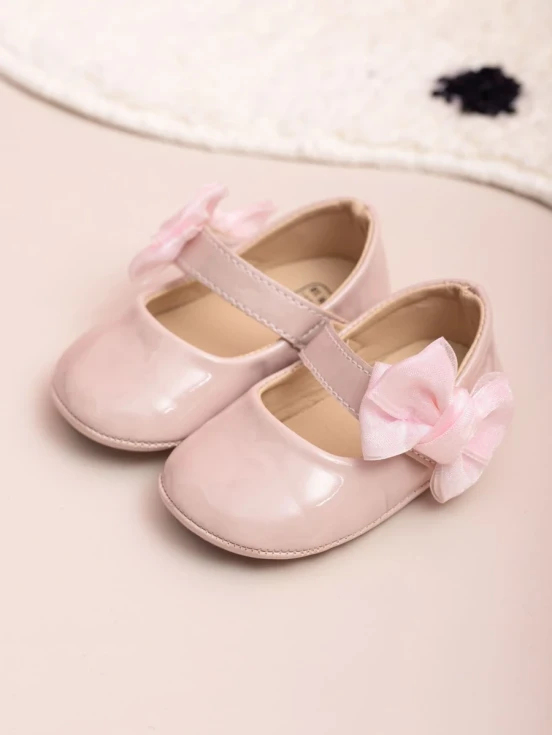 pink baby shoes, bow-adorned baby shoes, elegant baby shoes, shoes for infants, comfortable baby shoes, high-quality patent shoes, baby shoe size guide