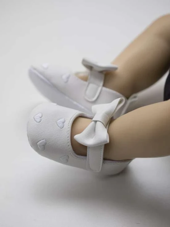 white baby shoes, embroidered hearts, elegant baby shoes, shoes for infants, comfortable baby shoes, high-quality shoes, baby shoe size guide, embroidered baby shoes, stylish baby shoes