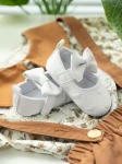 white baby shoes, embroidered hearts, elegant baby shoes, shoes for infants, comfortable baby shoes, high-quality shoes, baby shoe size guide, embroidered baby shoes, stylish baby shoes