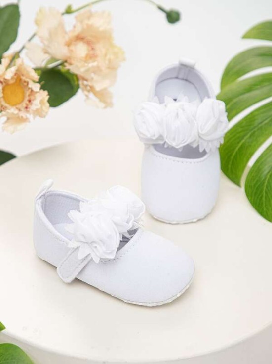 white baby shoes, embroidered flowers, elegant baby shoes, shoes for infants, comfortable baby shoes, high-quality shoes, baby shoe size guide, floral baby shoes, stylish baby shoes