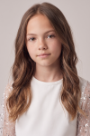 Vivienne white dress for girls – close-up of the round neckline and sequinned tulle at the shoulders